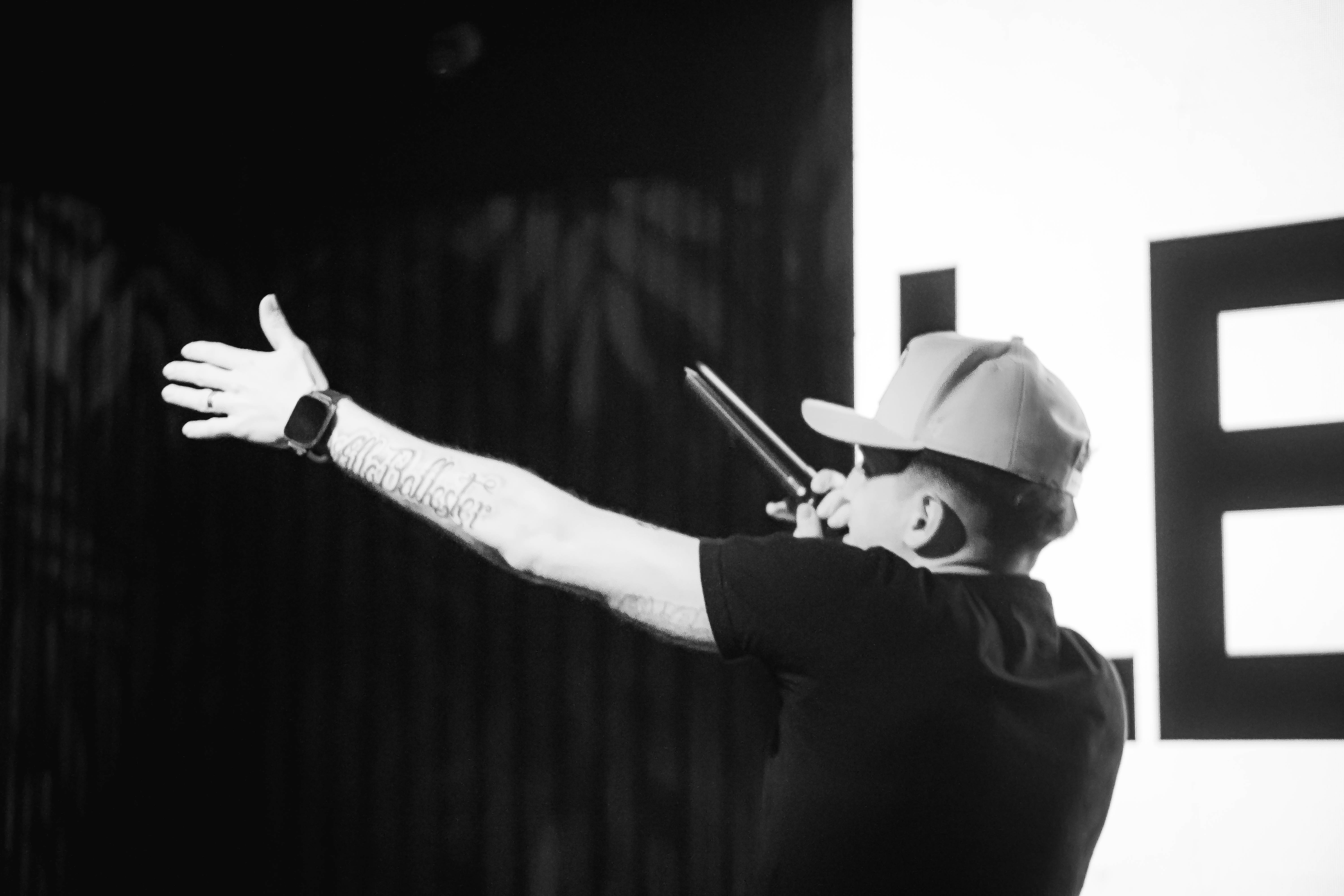 Leito cantando en vivo durante un show